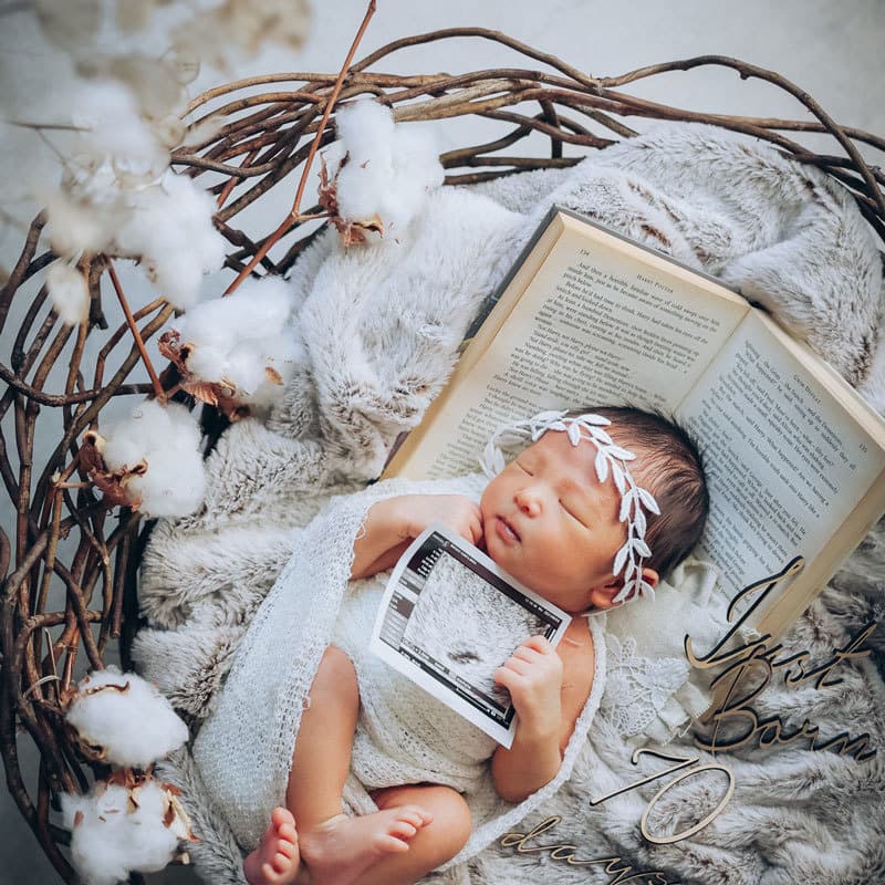 エコー写真をもつ新生児