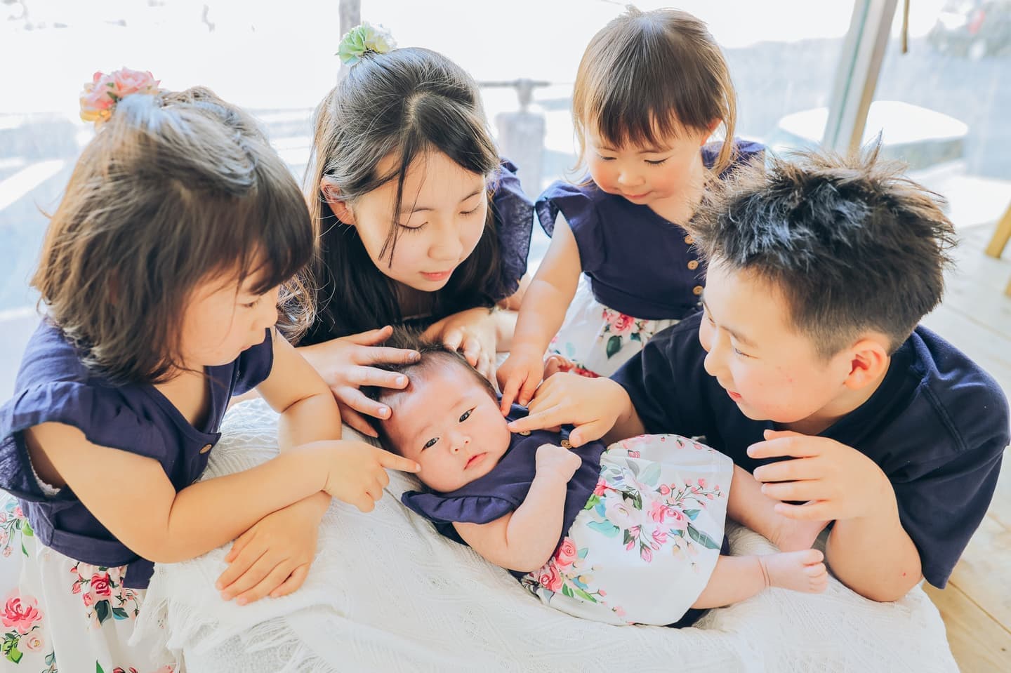 同じ紺色の服を着た5人の子供たち