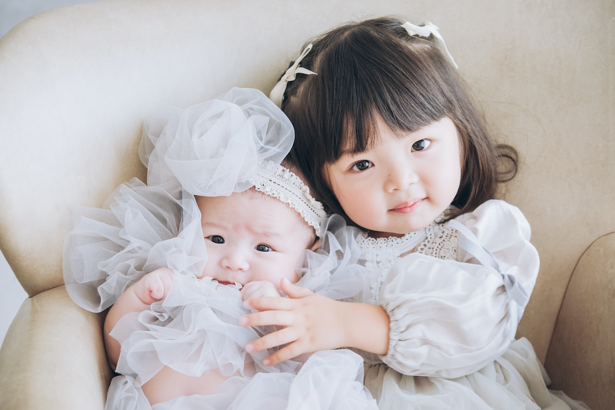 お揃いのグレードレスを着た姉妹