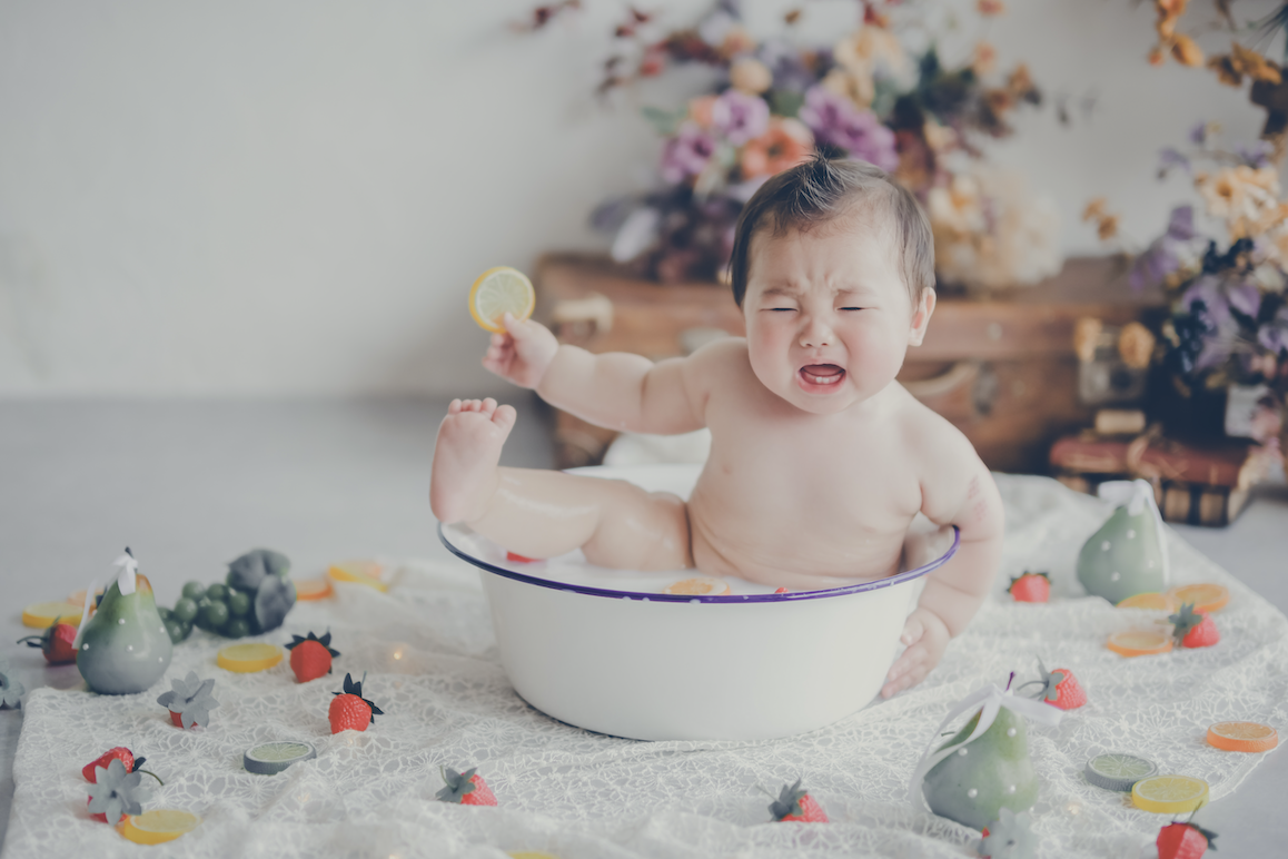 シャボン玉と子供見守る両親