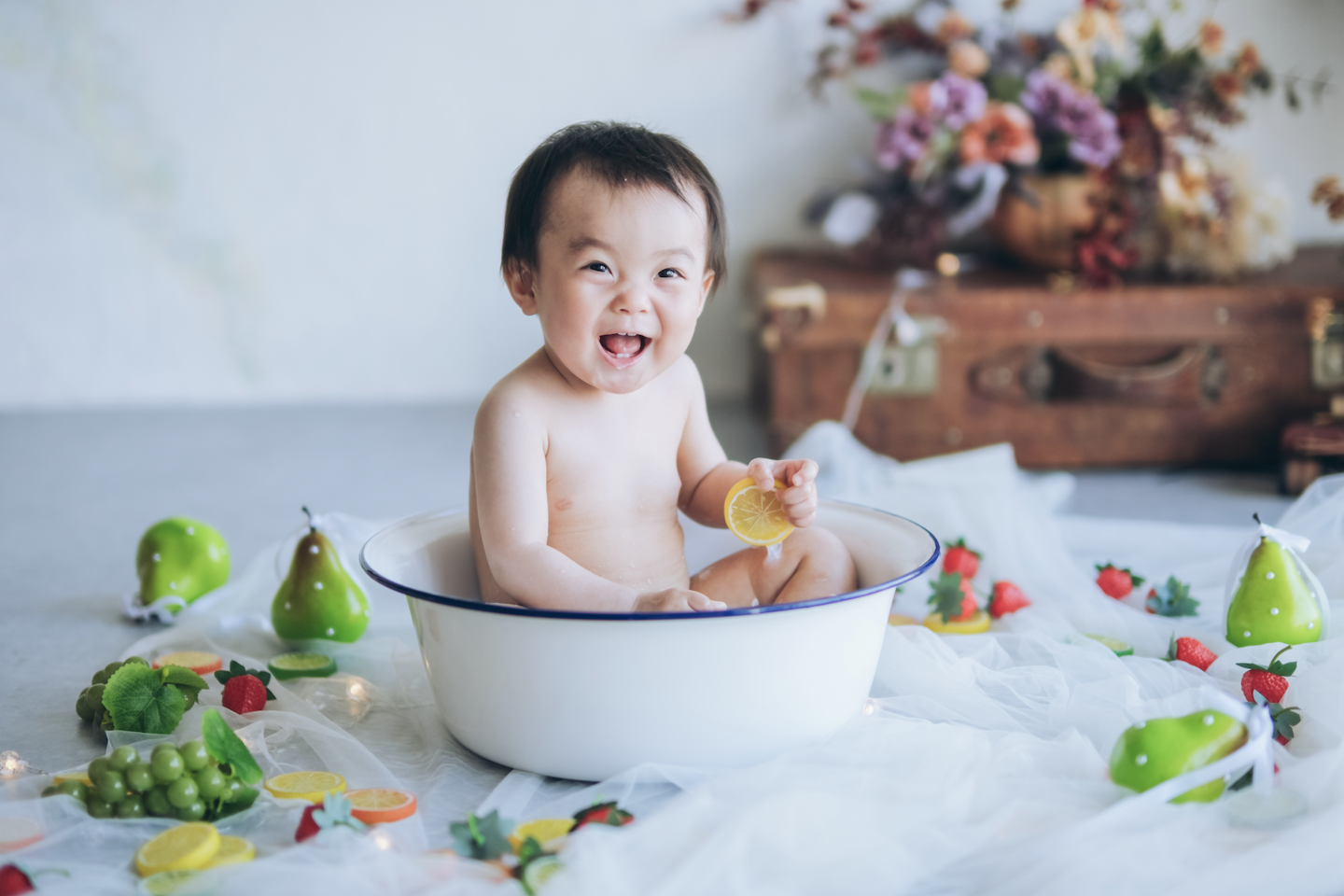 お尻にクマさんの顔がある服を着た子供