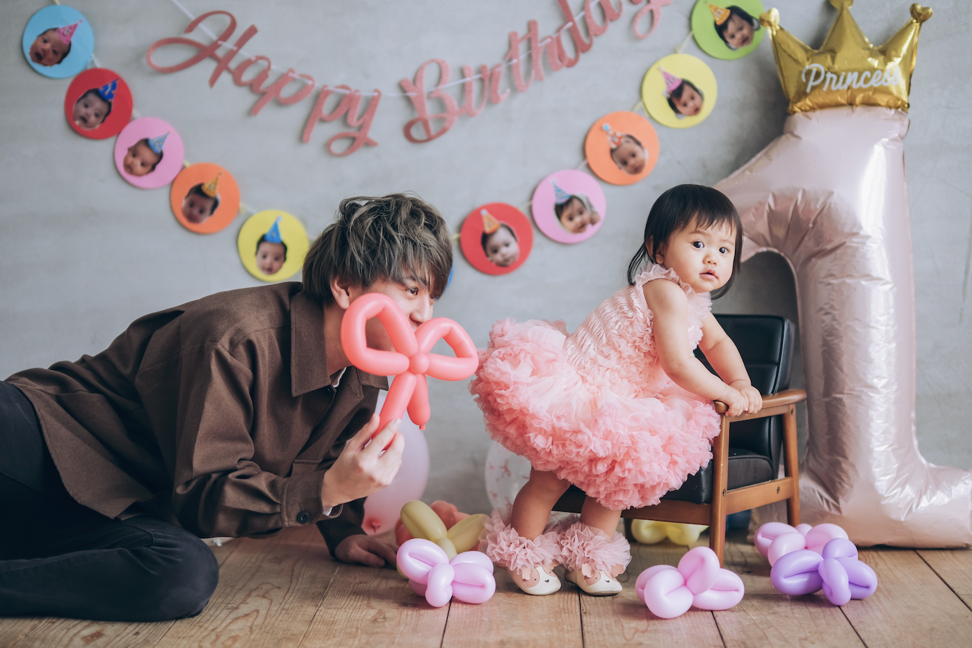 ピンクのドレスを着ている女の子とお父さん