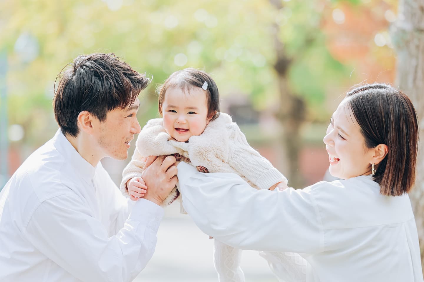 白い服を着た男性と女性と子供