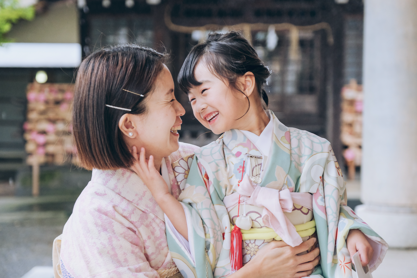 着物を着た母と娘が見つめ合っている