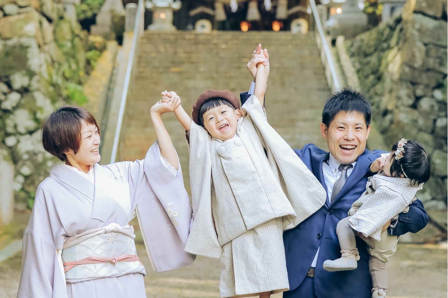 着物を着た女性と着物を着た女の子とスーツを着た男性