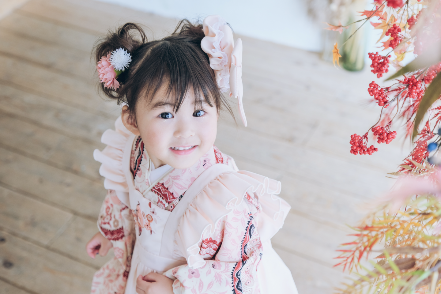 ピンクの着物を着て微笑む女の子