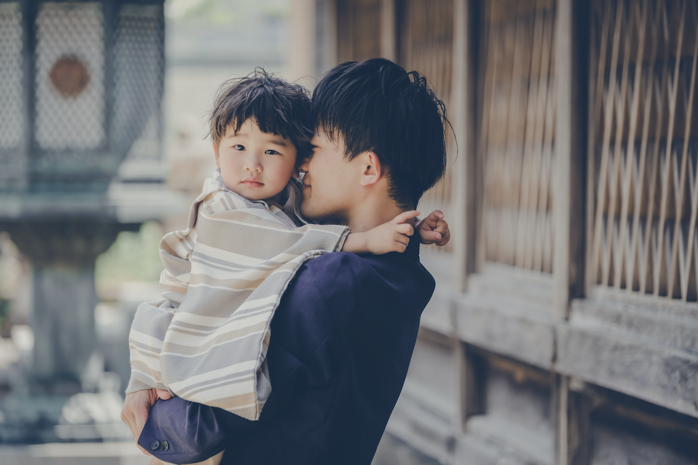 着物を着てお父さんに抱っこされる男の子