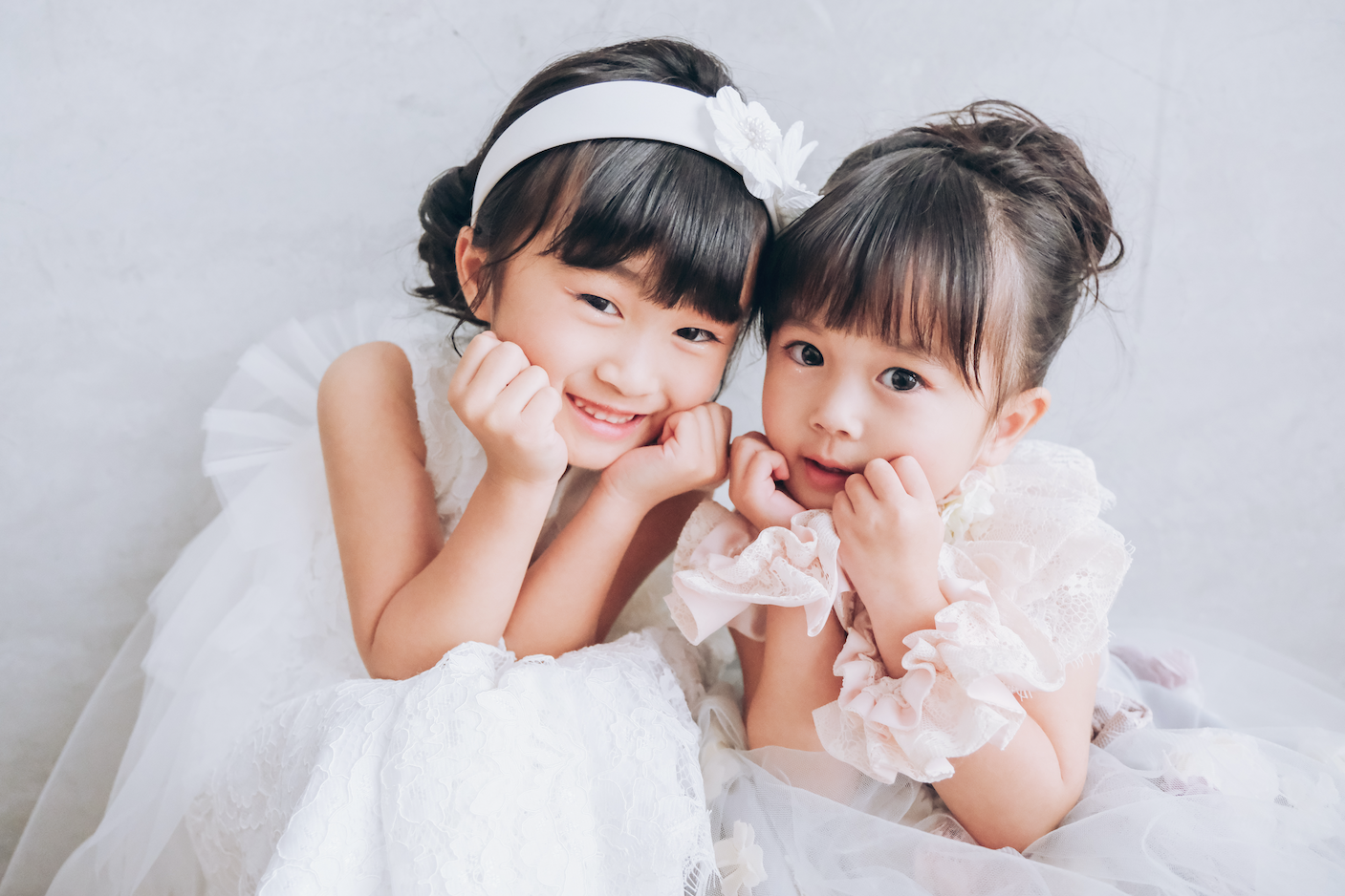 白いドレスを着た女の子