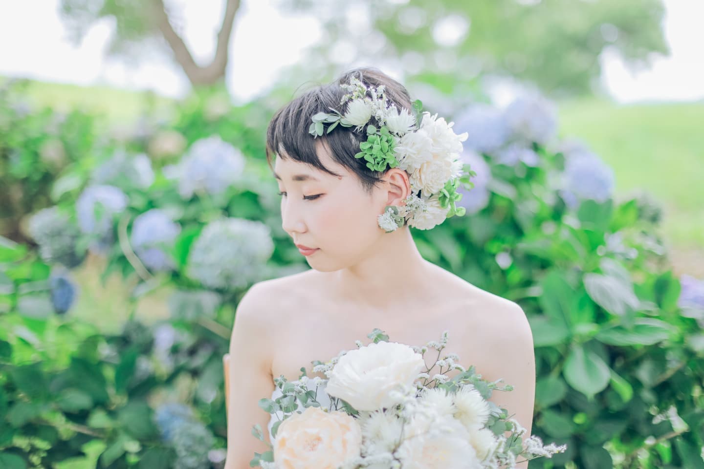 ブーケを持ちウェディングドレスを着た女性