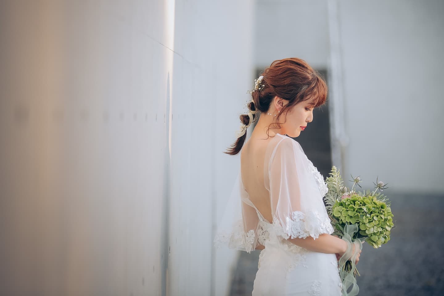 ブーケを手に持つウェディングドレスを着た女性