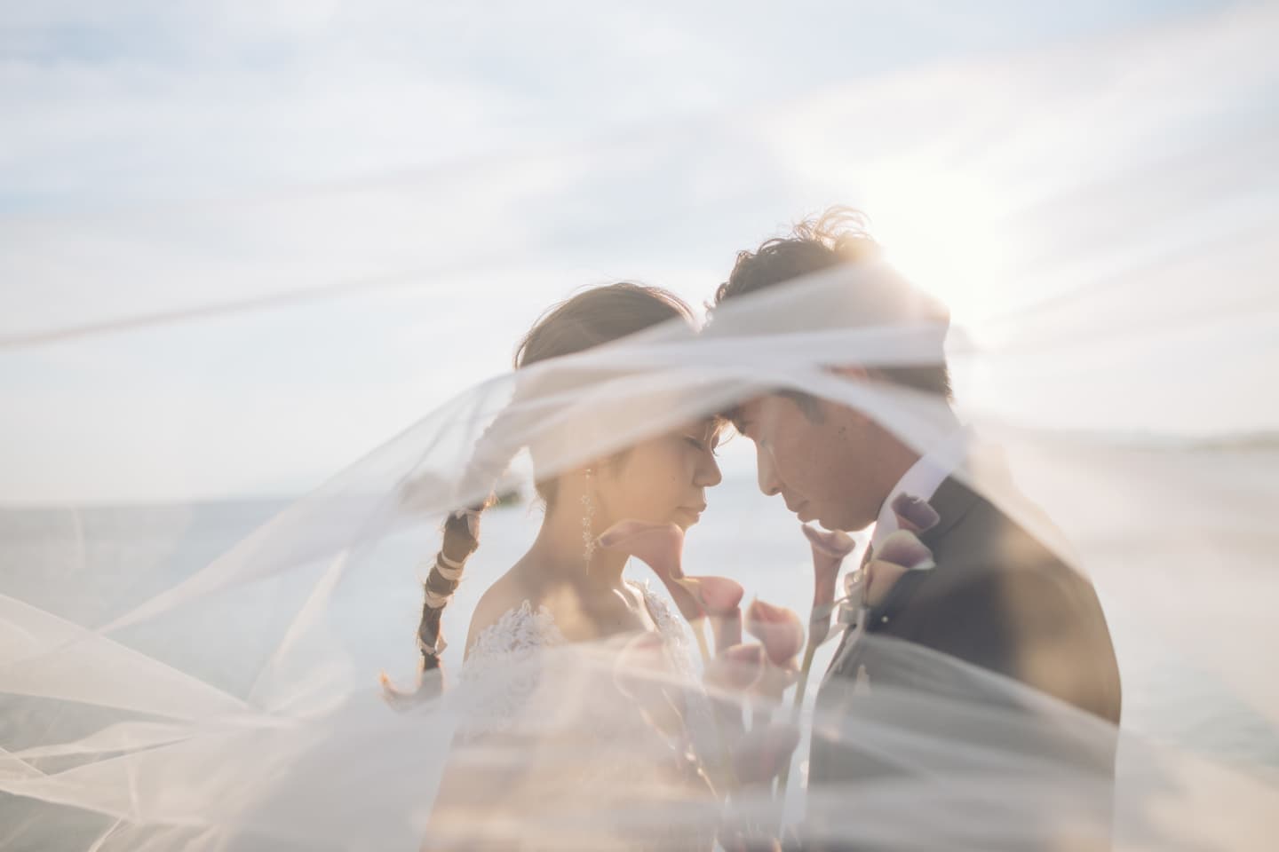 ベールの中で額をつける男女