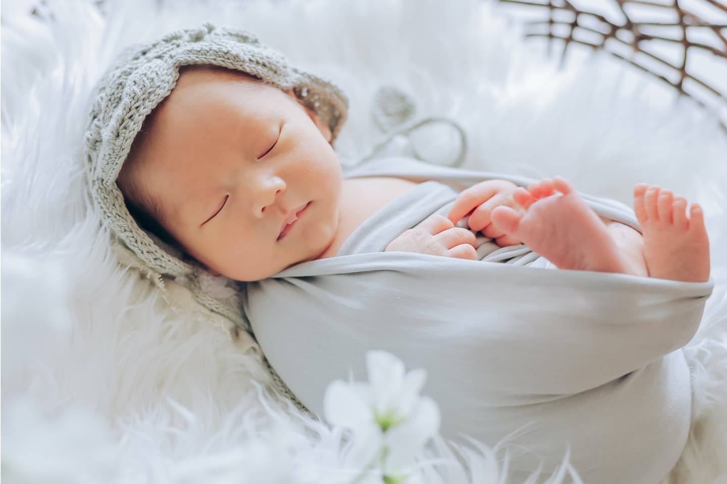 お包みで眠る新生児