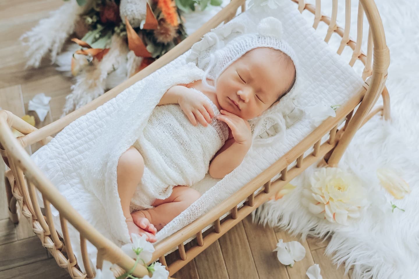 ベッドで眠る新生児