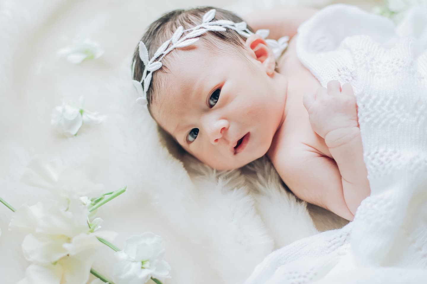 白い布に包まれた新生児