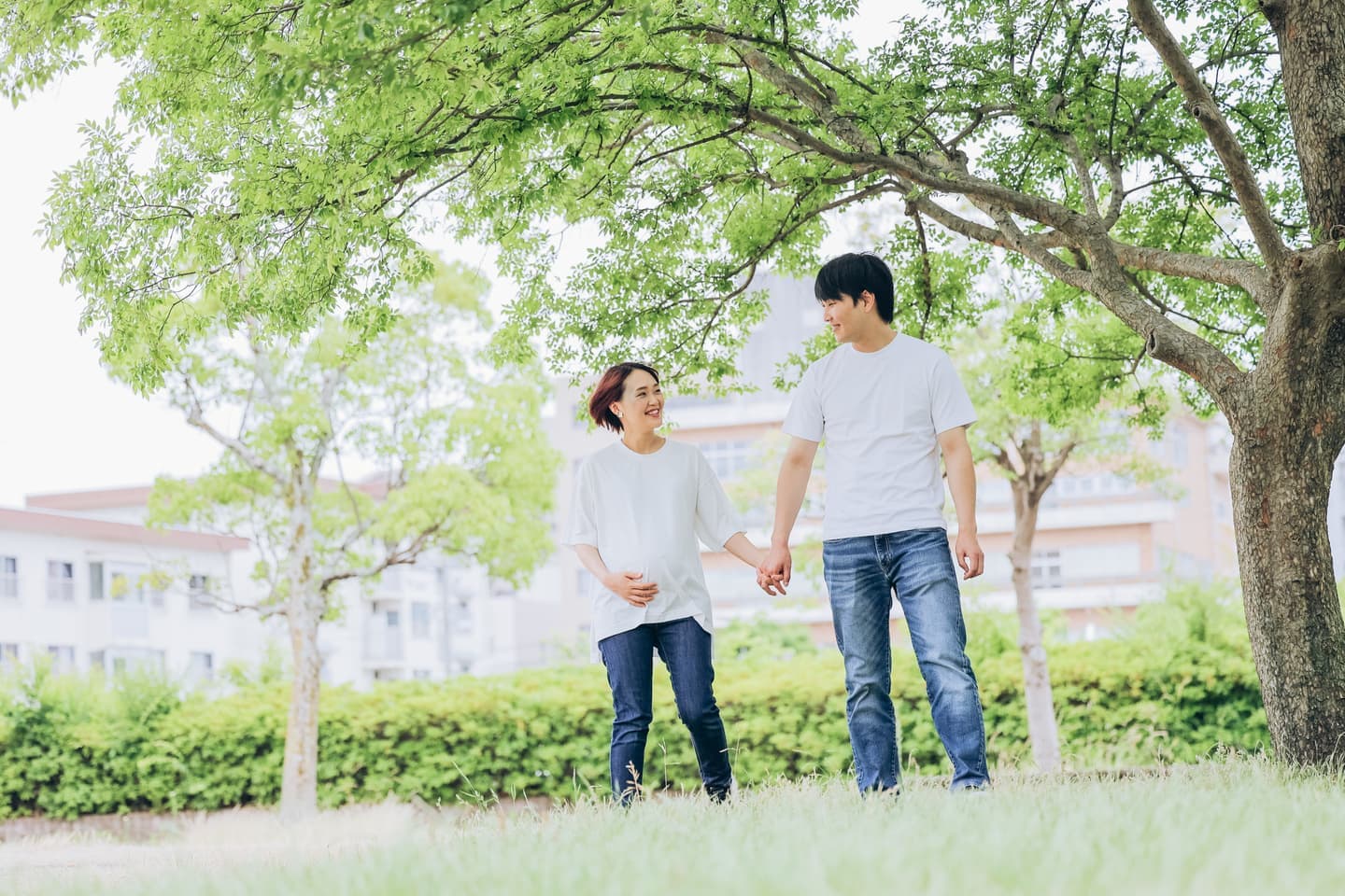 手を繋ぐご夫婦