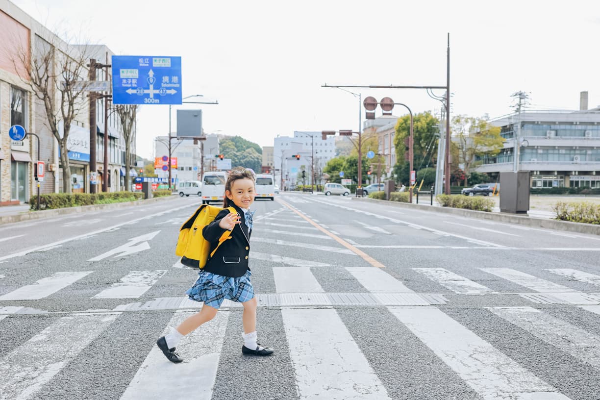 横断歩道を弥小学生