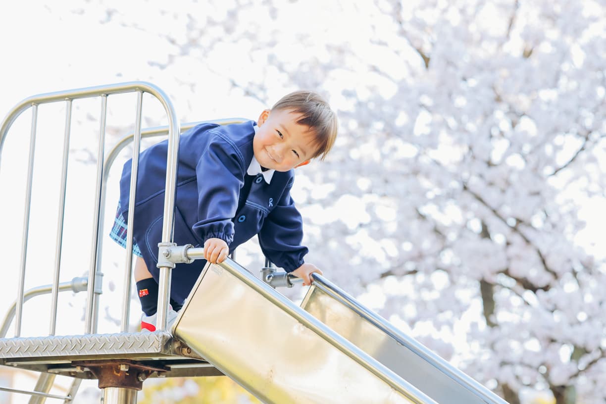 滑り台の子供