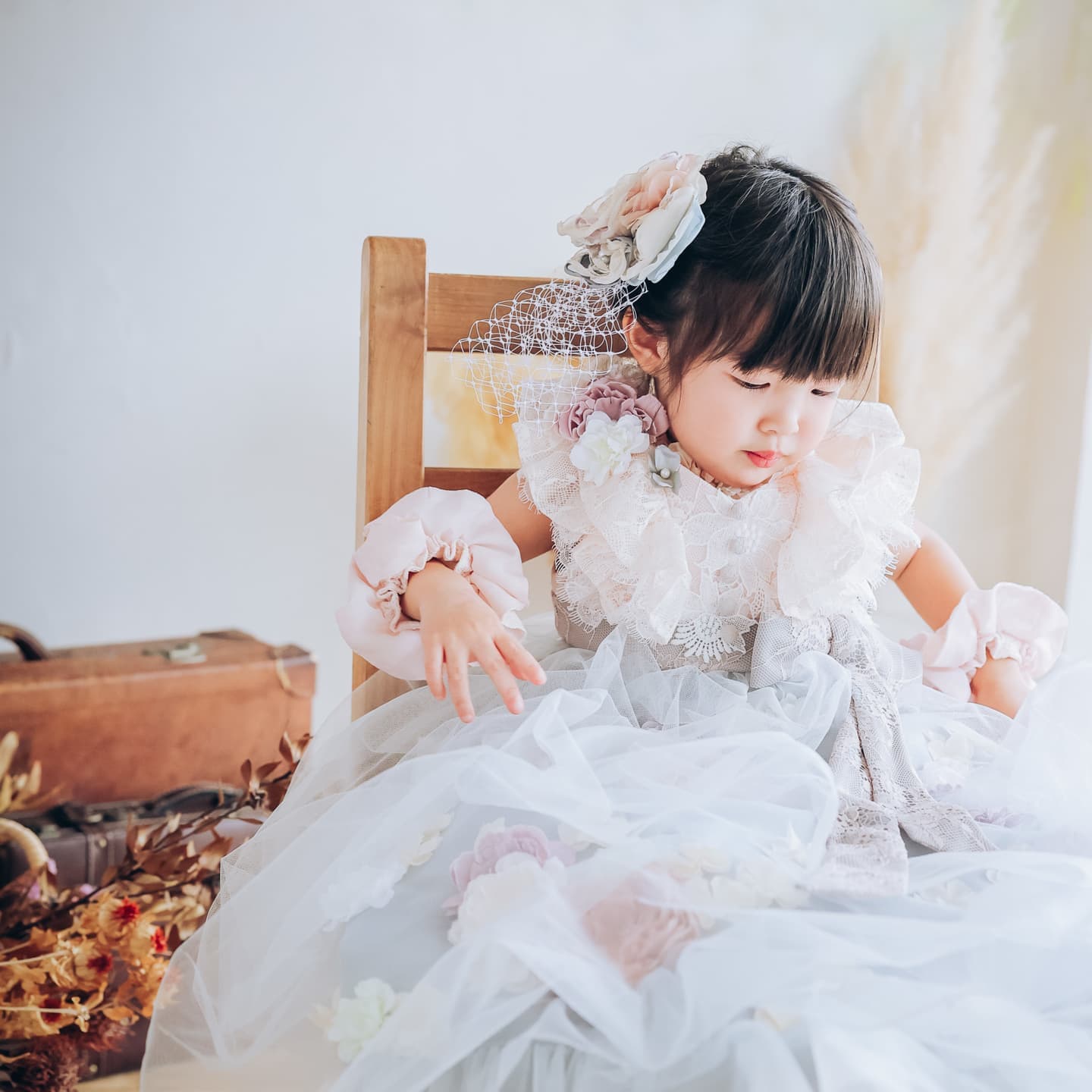 ドレスを着て下を向く女の子