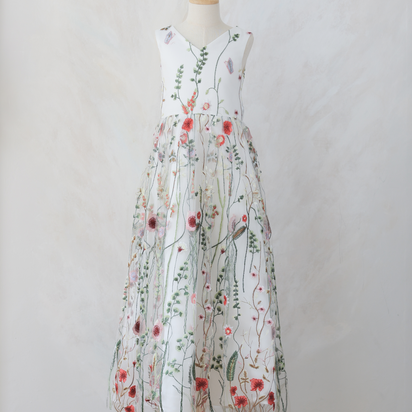 白いドレスに花柄の刺繍