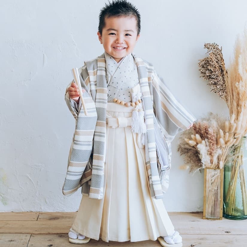 七五三着物を着て笑う男の子