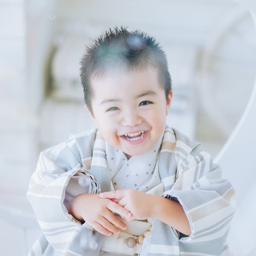 シャボン玉をして笑う男の子