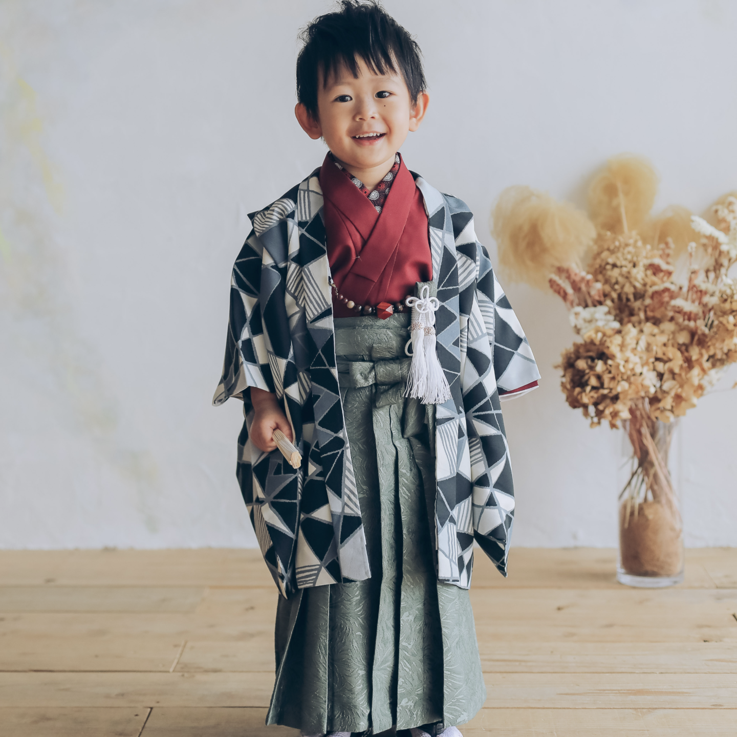 七五三衣装を着て立つ男の子