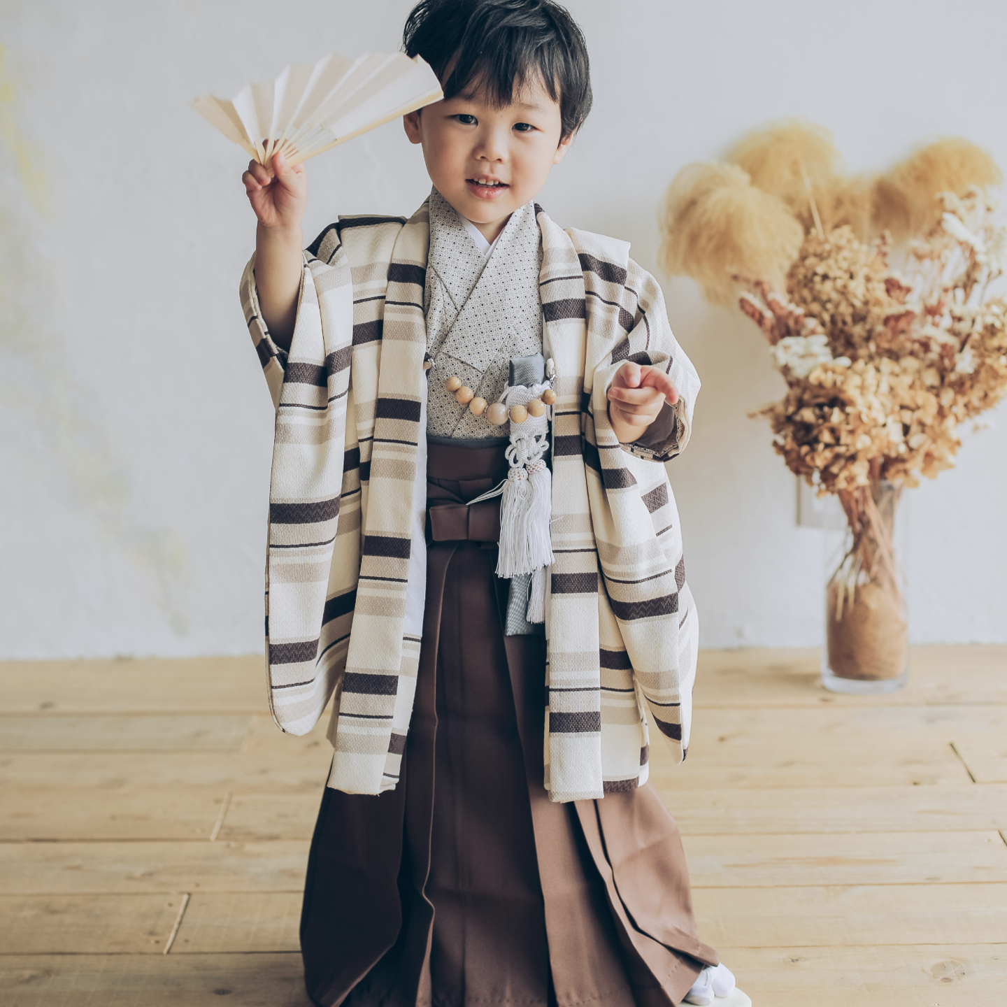 七五三衣装を着てポーズをとる男の子