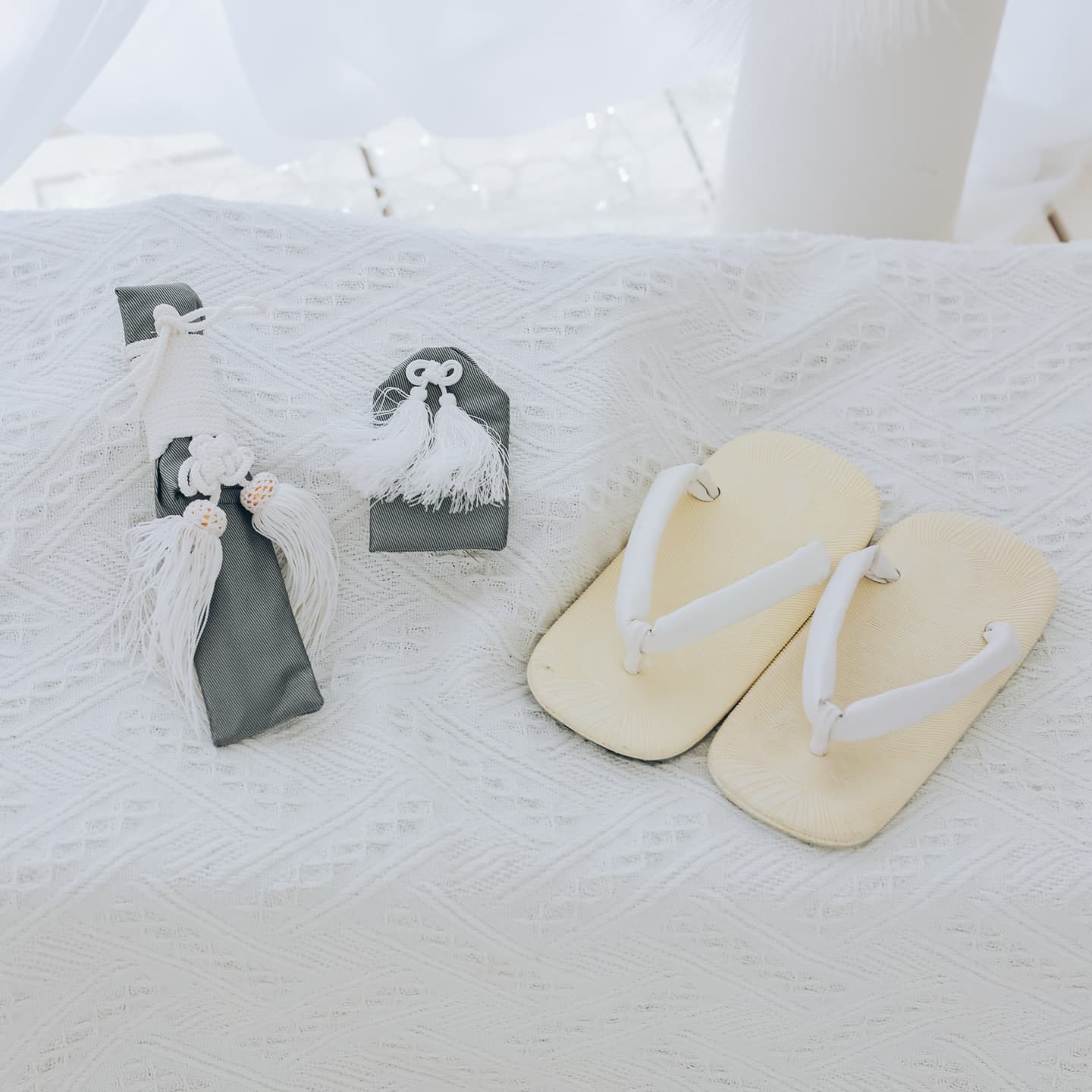 草履と扇子とお守り