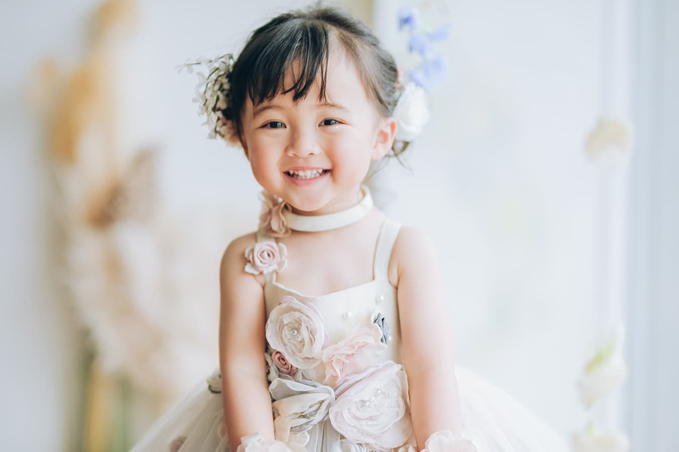 七五三ドレスを着た女の子スタジオ撮影