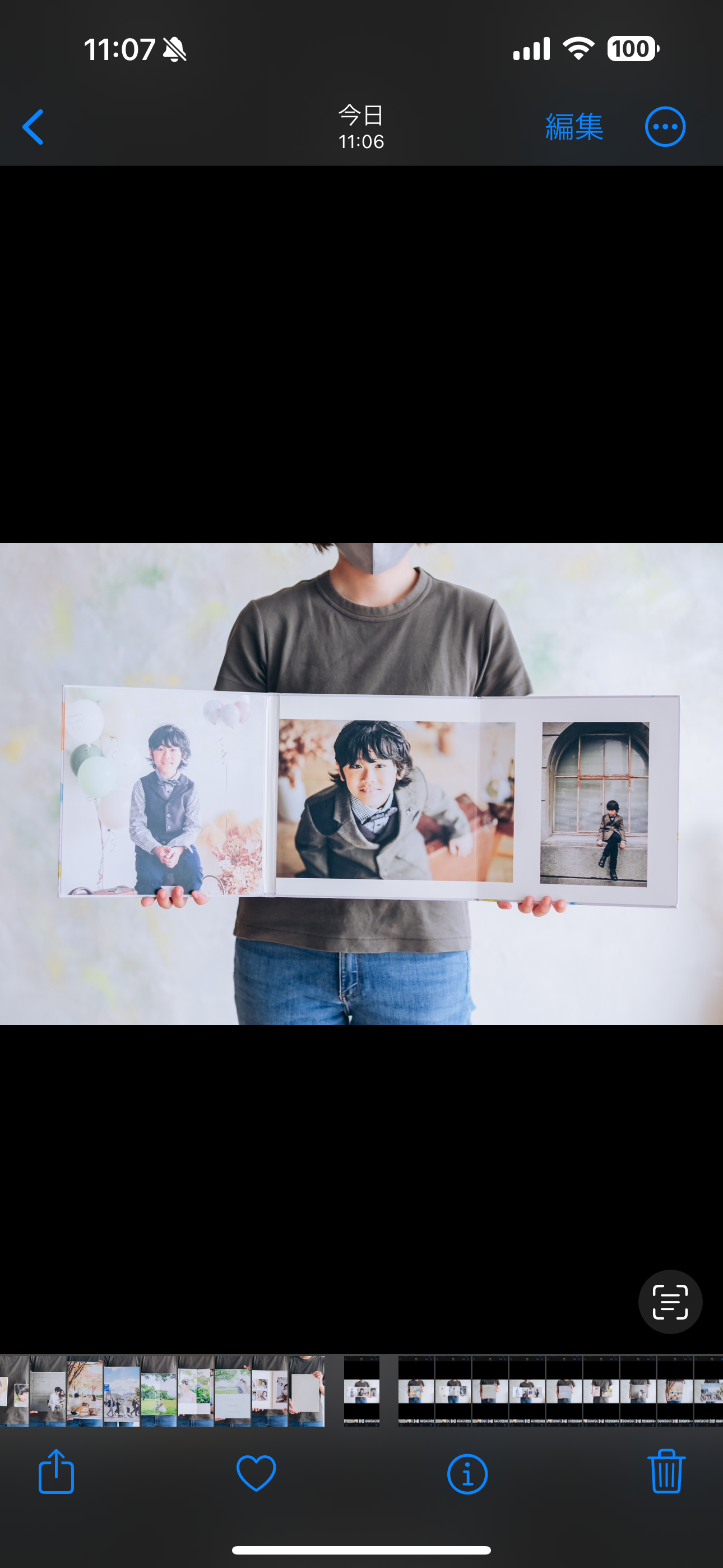 写真台紙を広げている