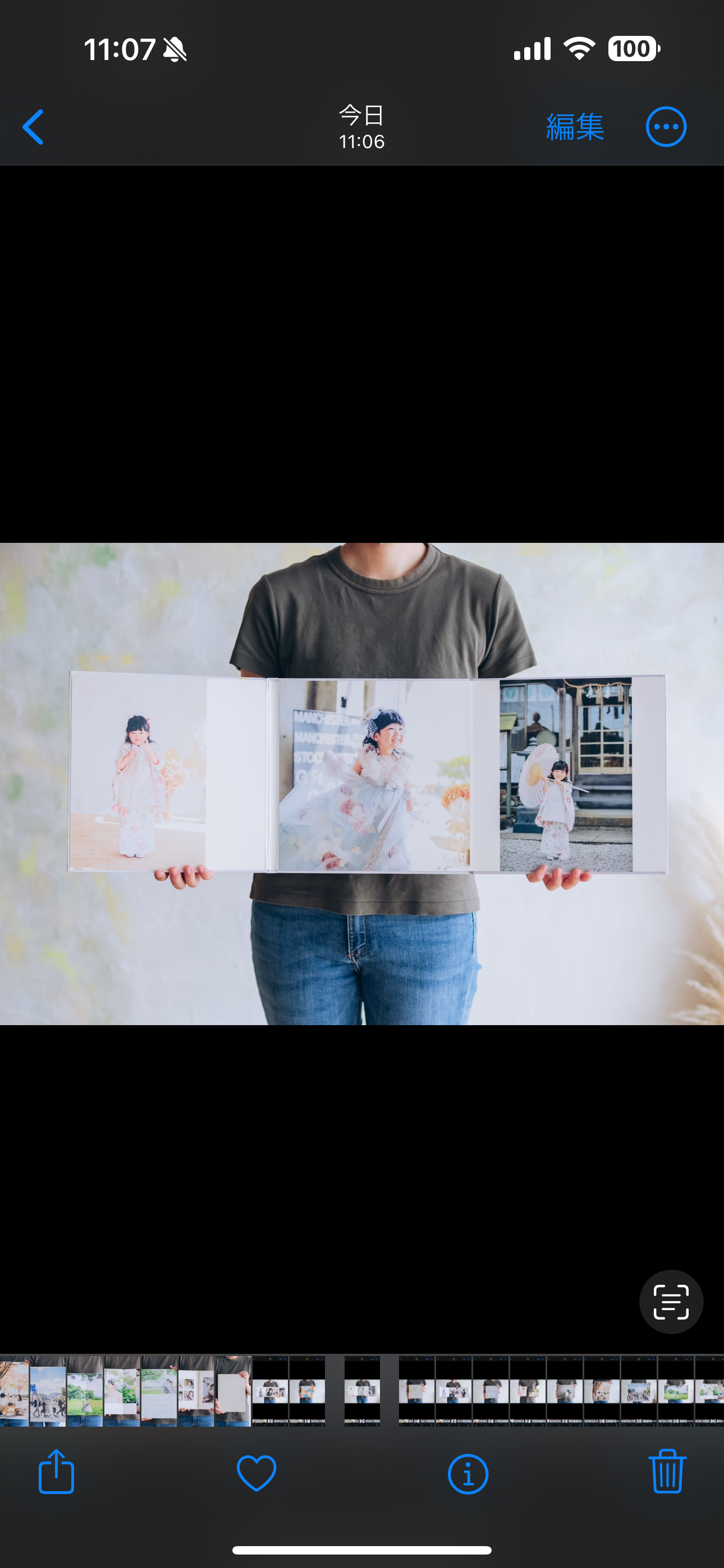 写真台紙を広げている