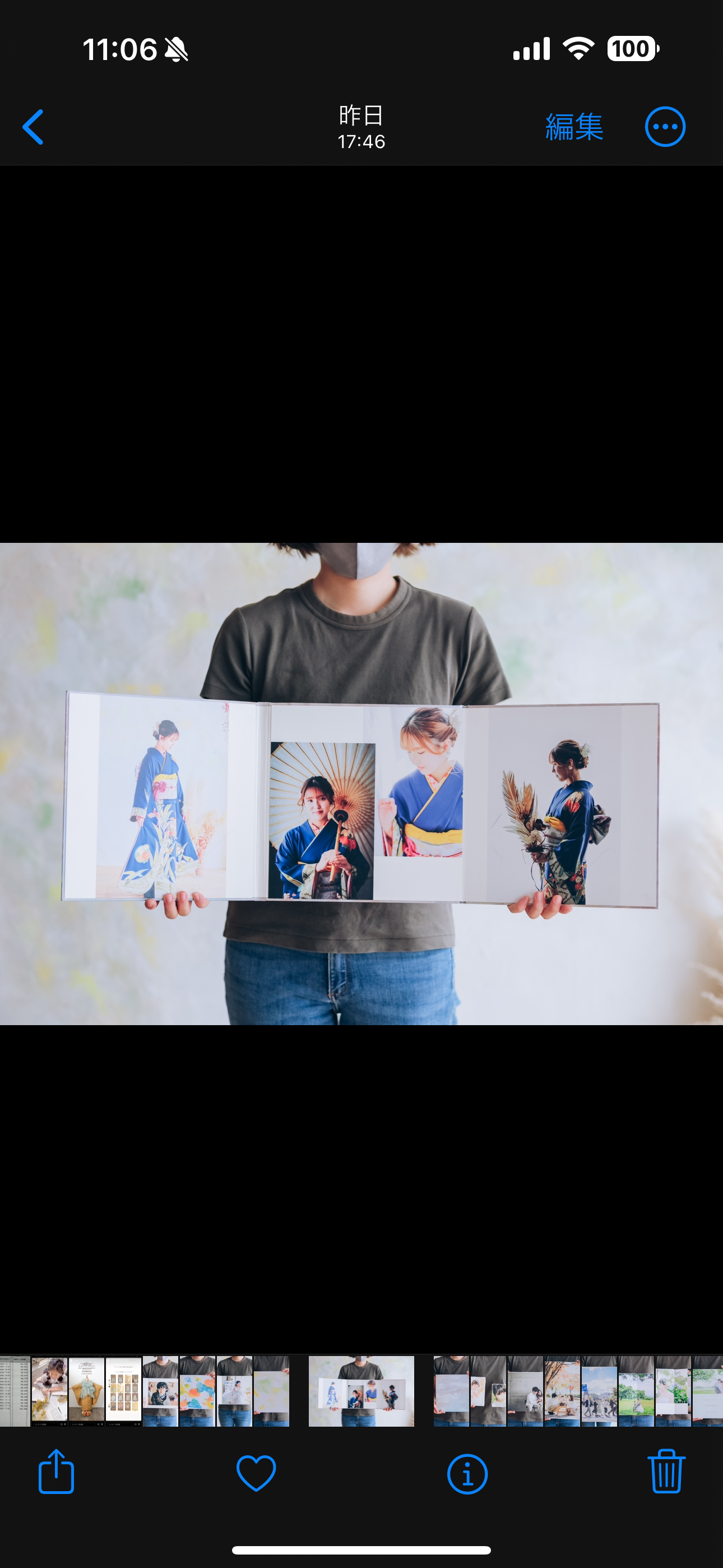 写真台紙を広げている