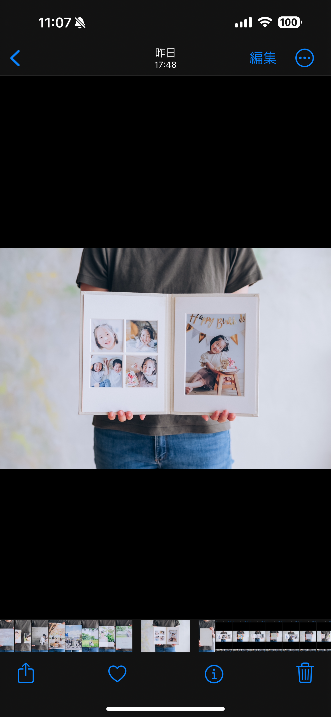 台紙を手で持って広げている