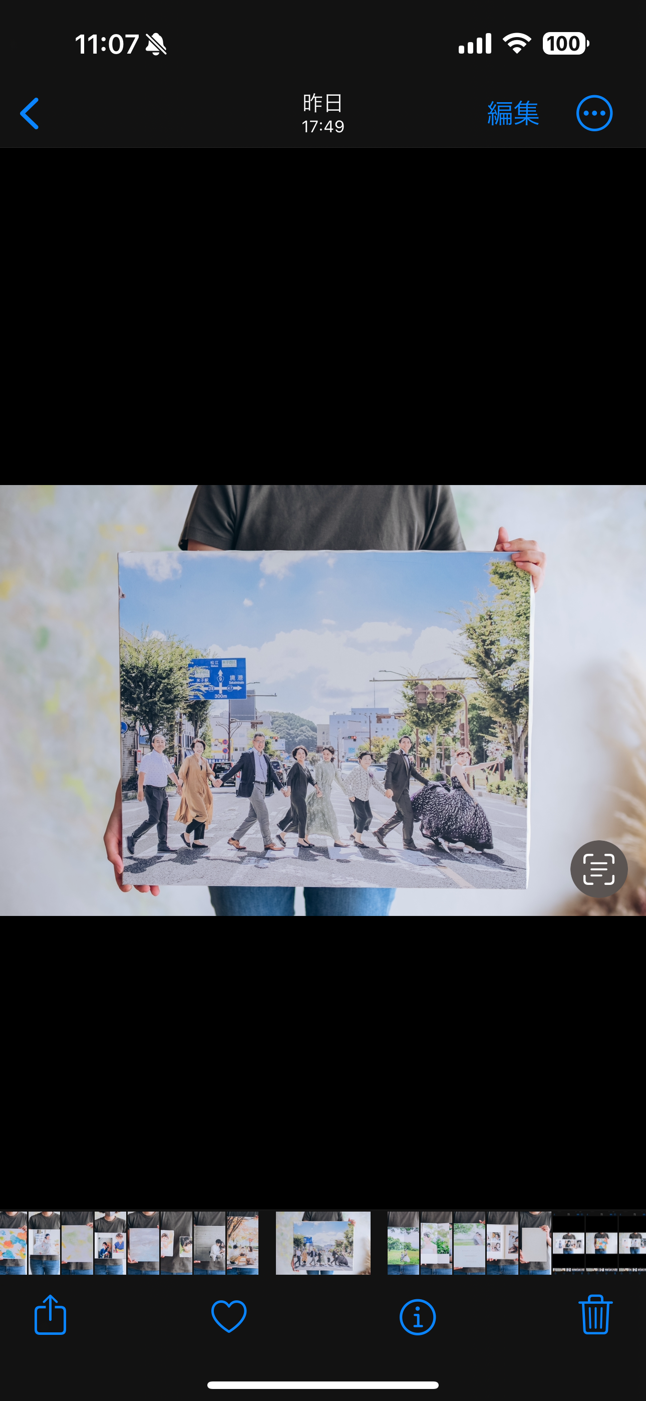 キャンバスプリントを手に持っている