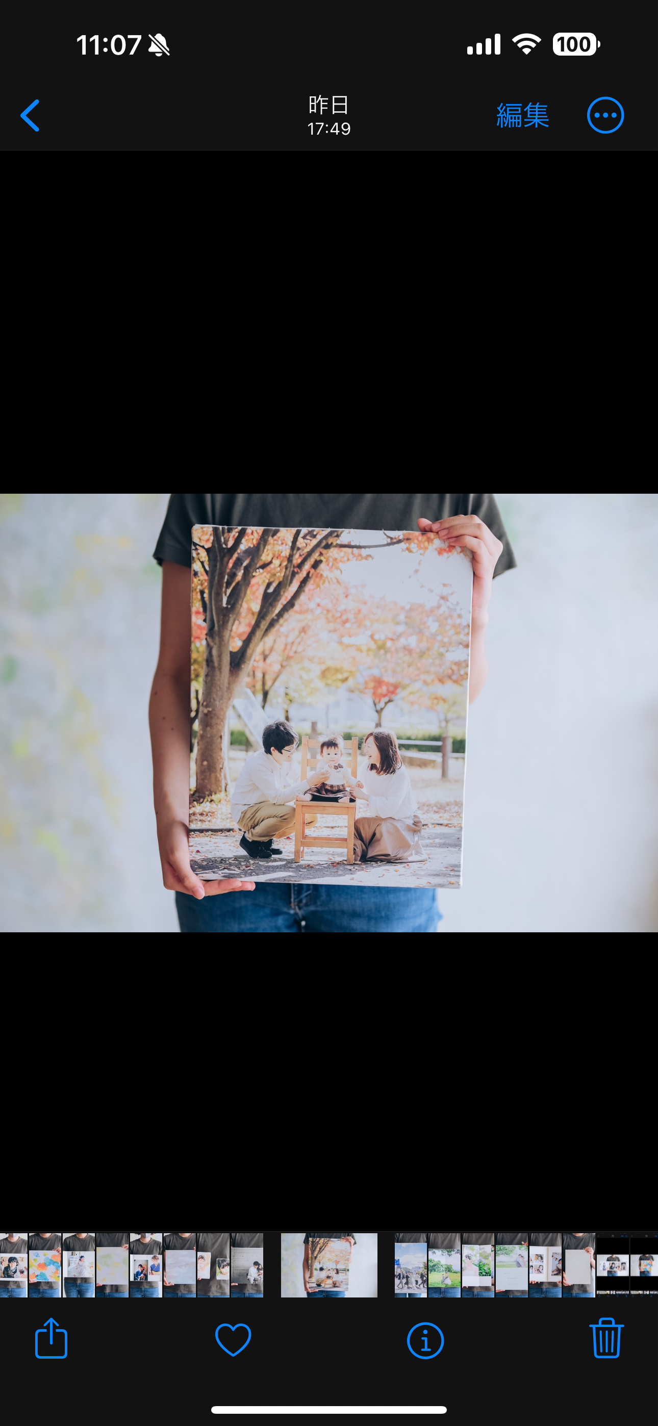 キャンバスプリントを手に持っている