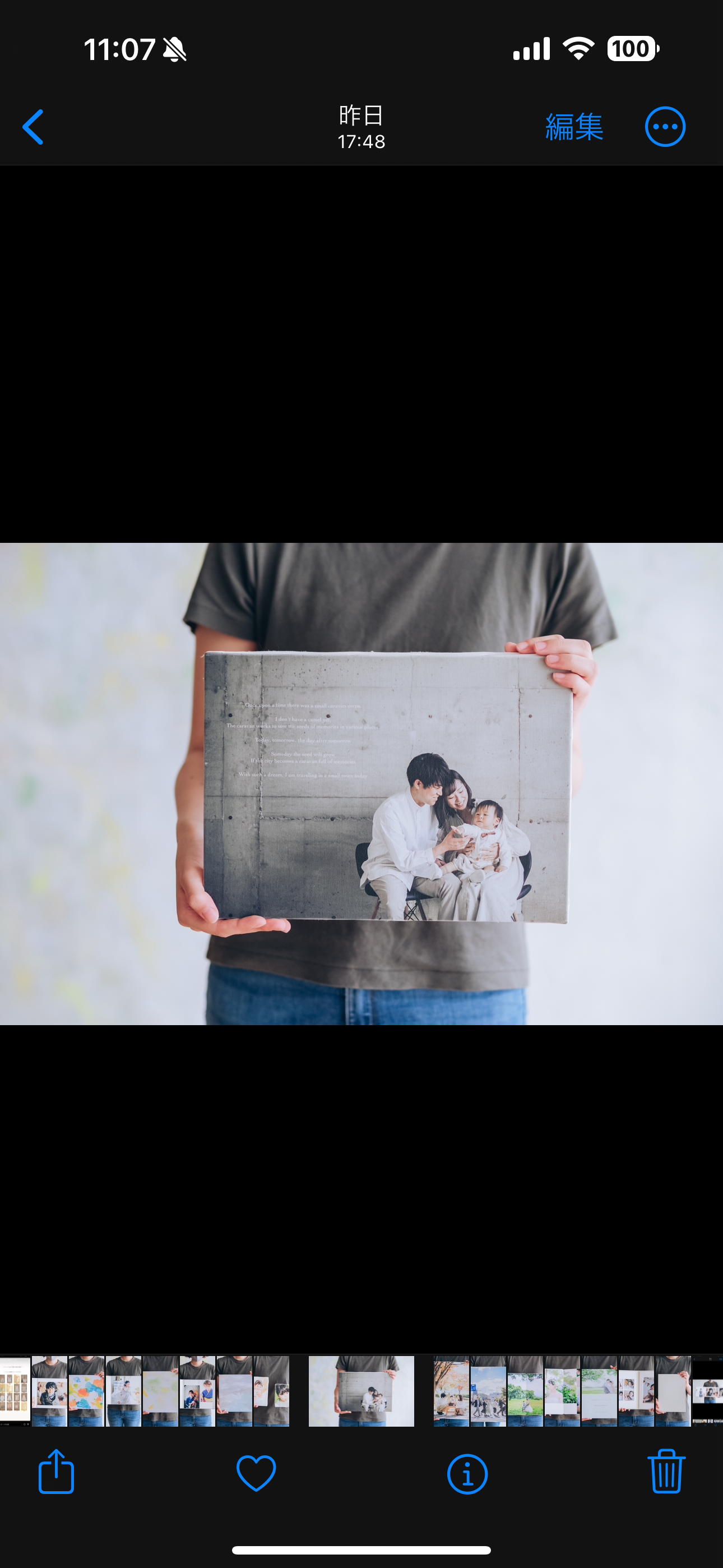 キャンバスプリントを手に持っている