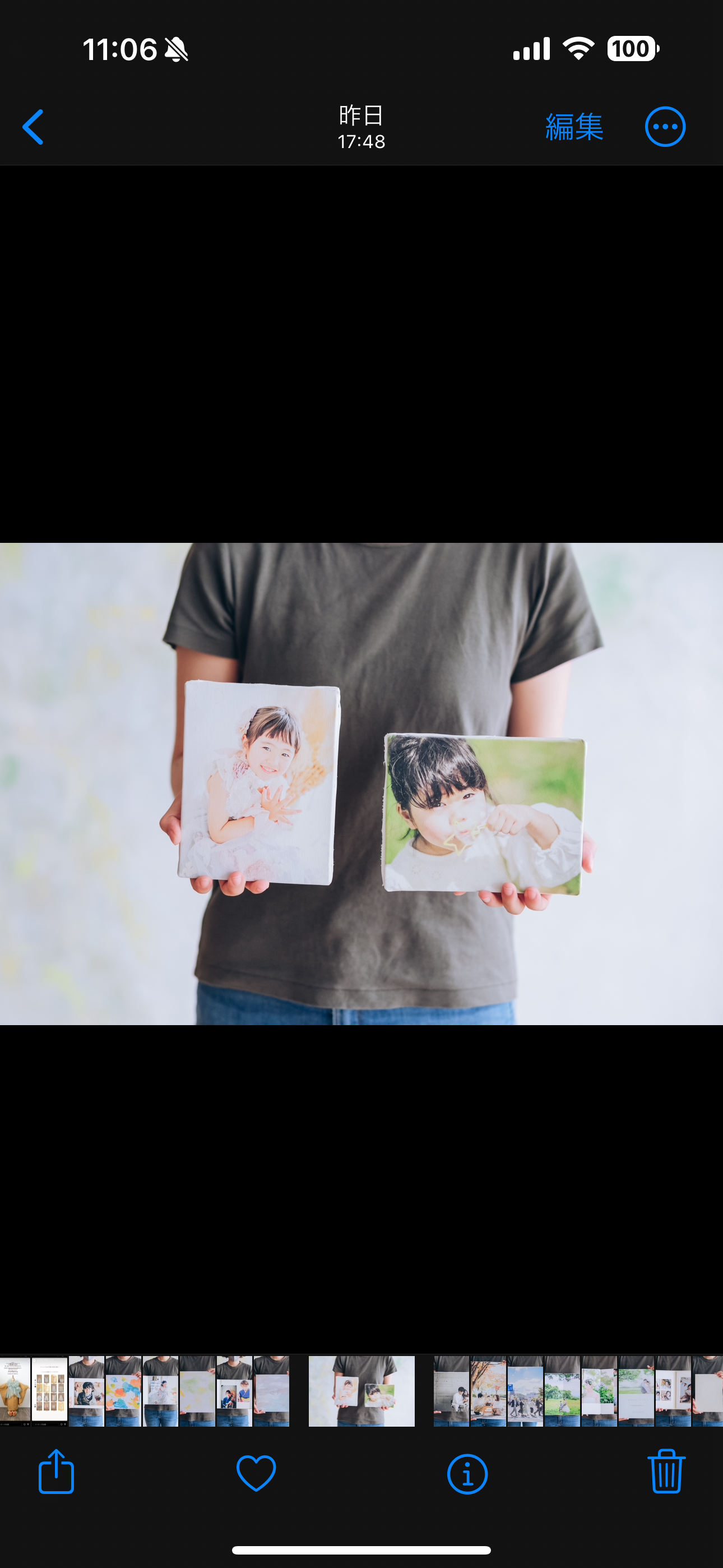 キャンバスプリントを手に持っている