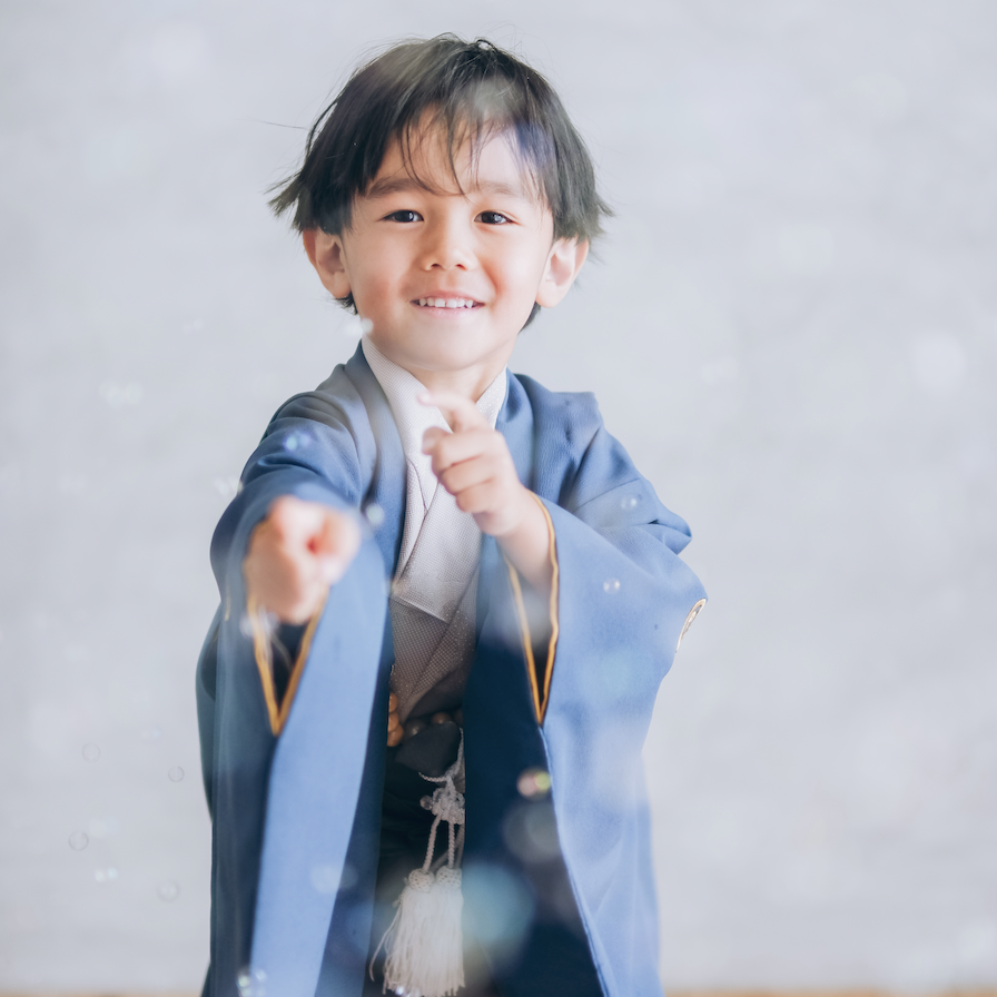 青い着物を着た男の子