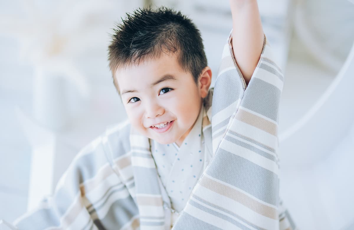七五三の着物を着た男の子