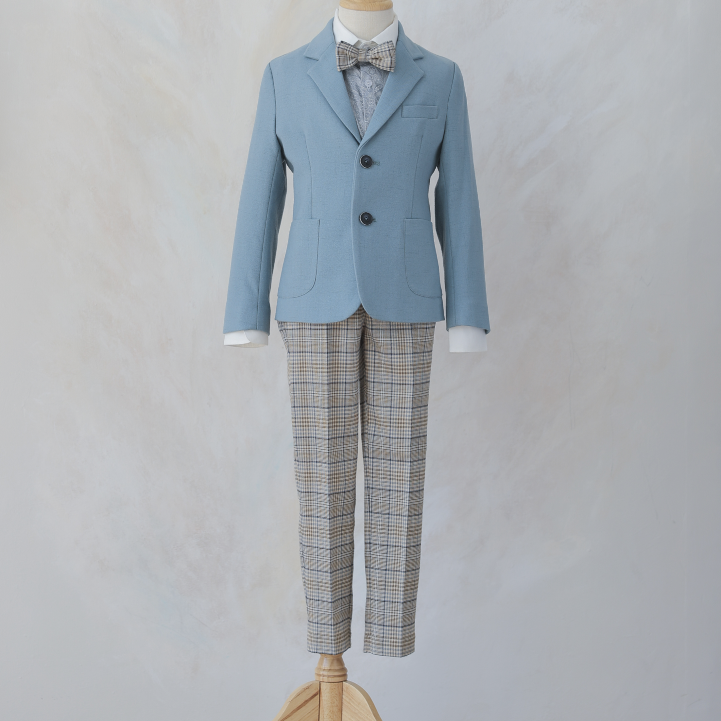 青いジャケットのスーツ