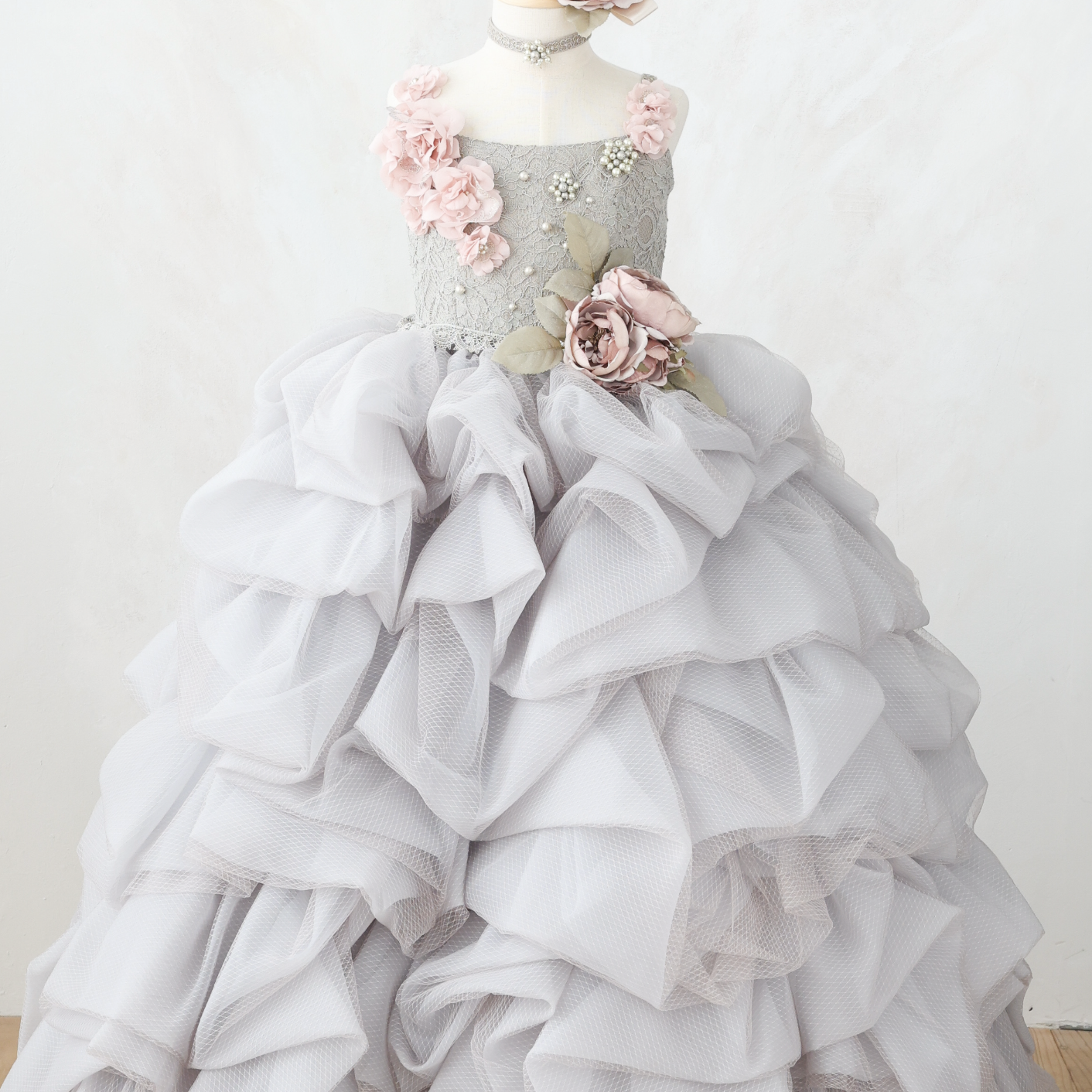 くすんだピンク色の花が付いたドレス