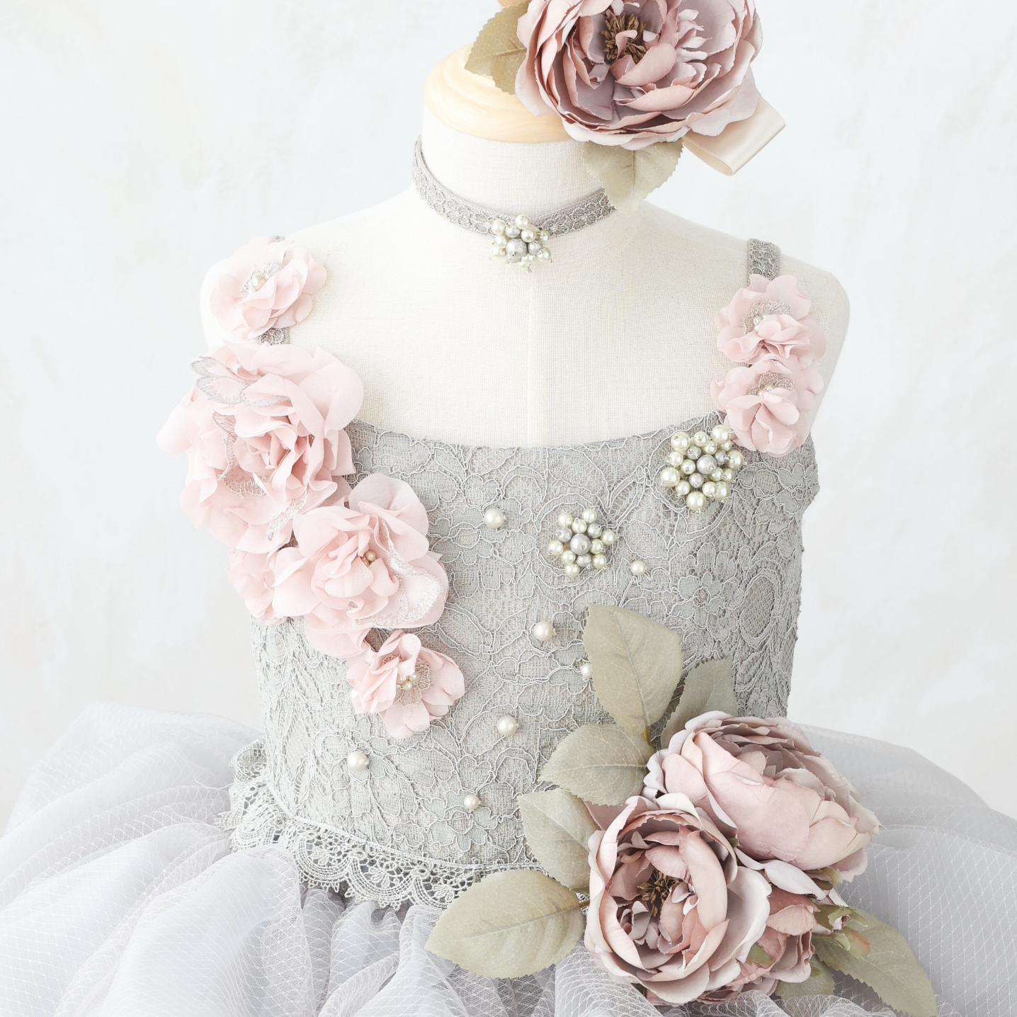 ピンクの花が付いたグレーのドレス