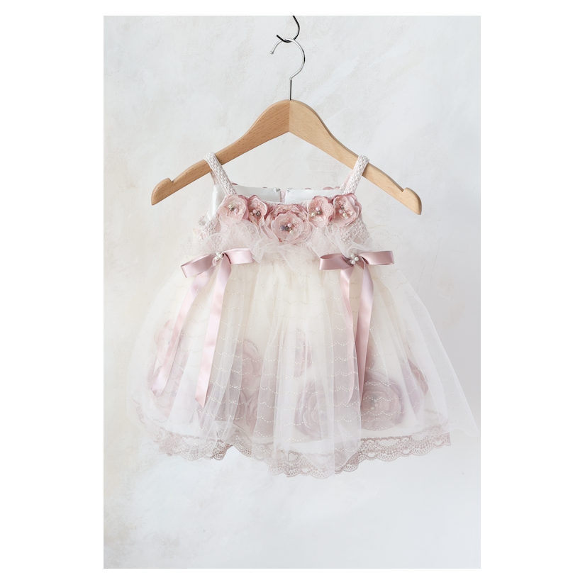 ピンクのリボンがついた白いドレス