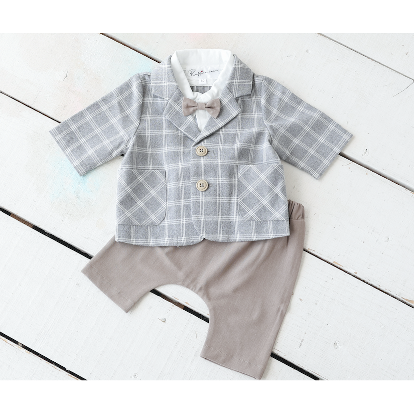 グレーのチェック柄セットアップスーツ