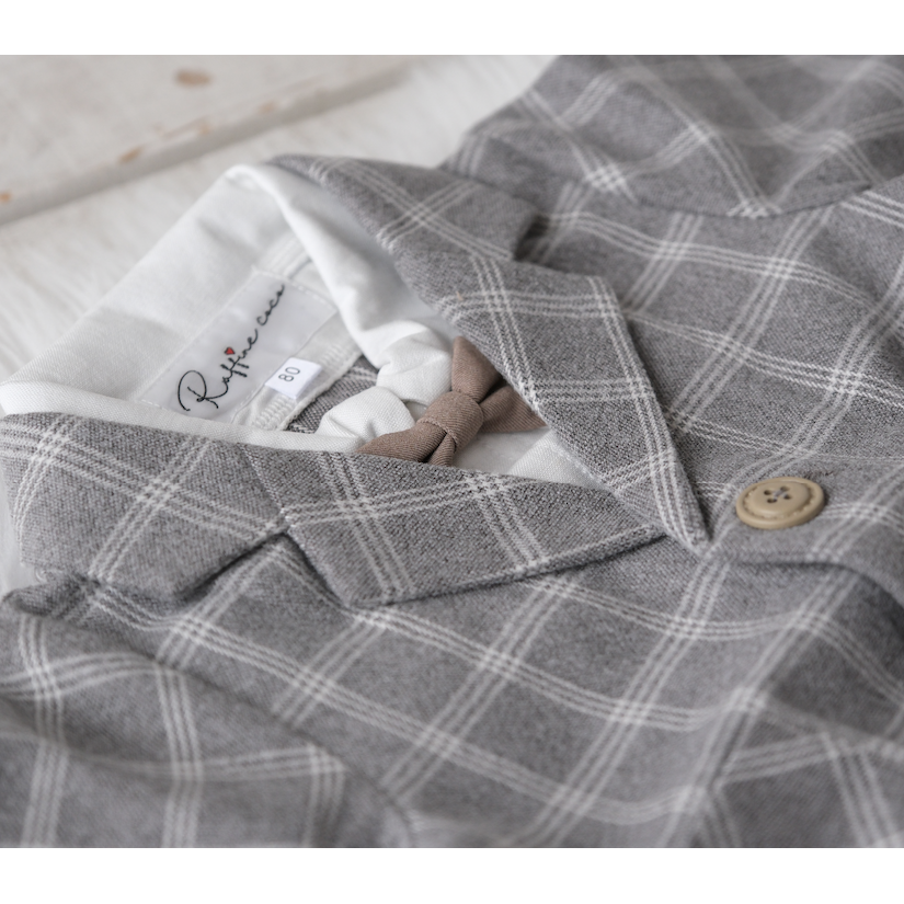 グレーのチェック柄ジャケット