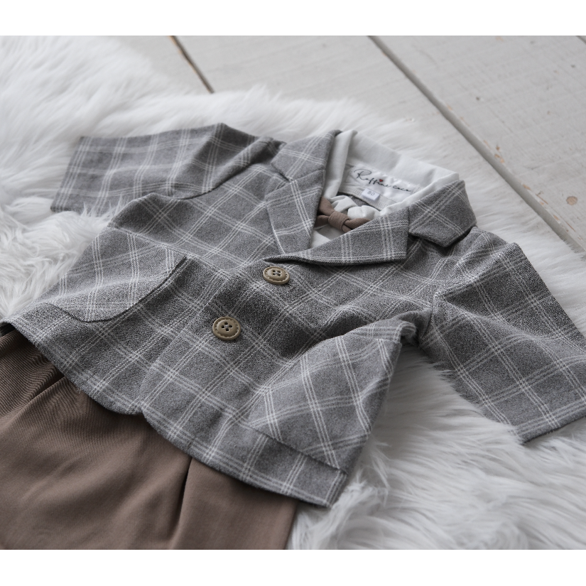 グレーのチェック柄ジャケット