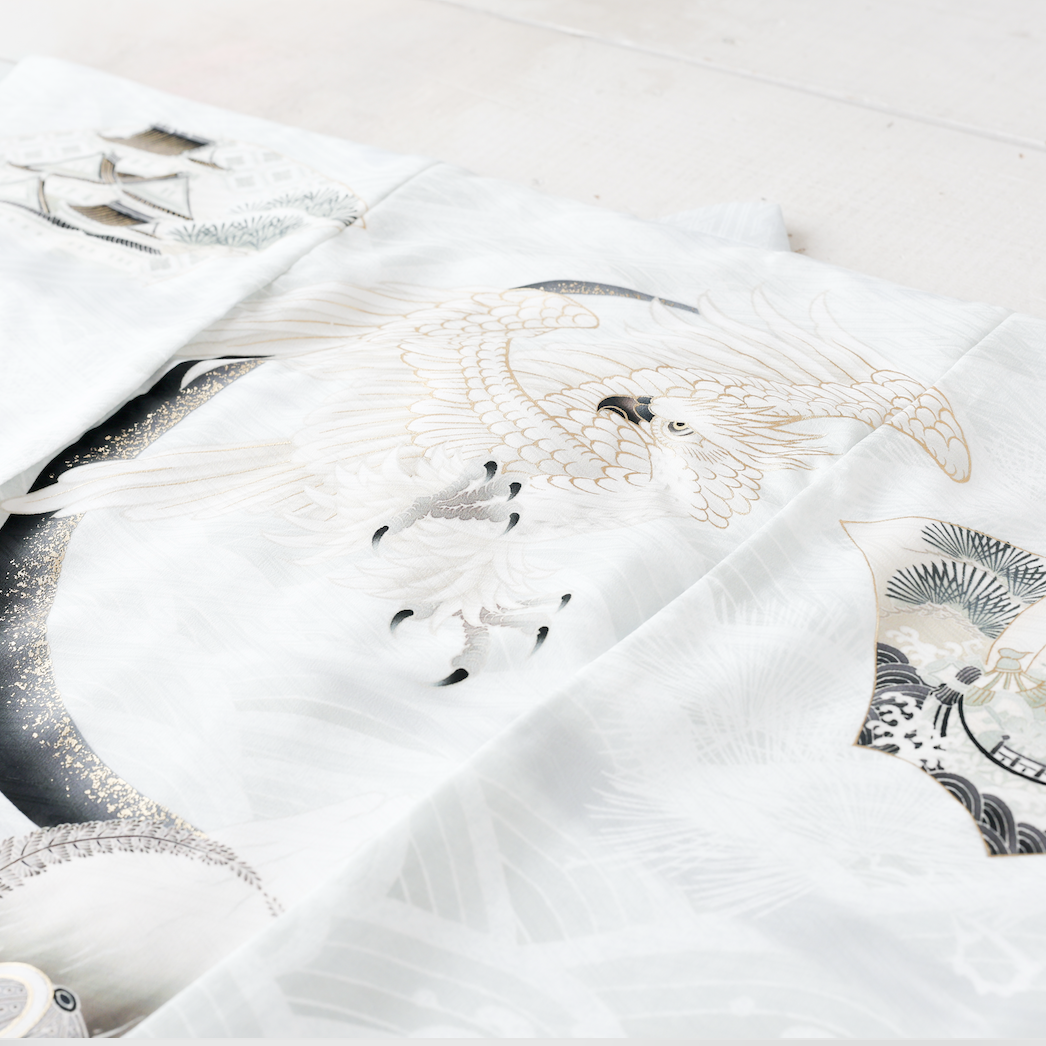 白色に鷹の絵が描かれた産着