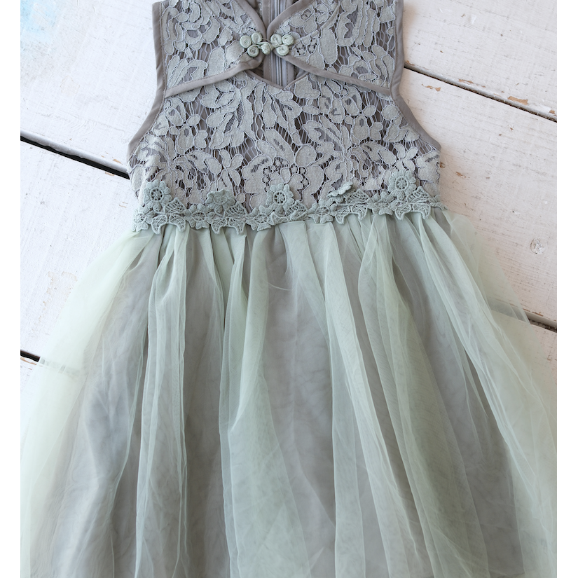 くすんだ緑色のドレス