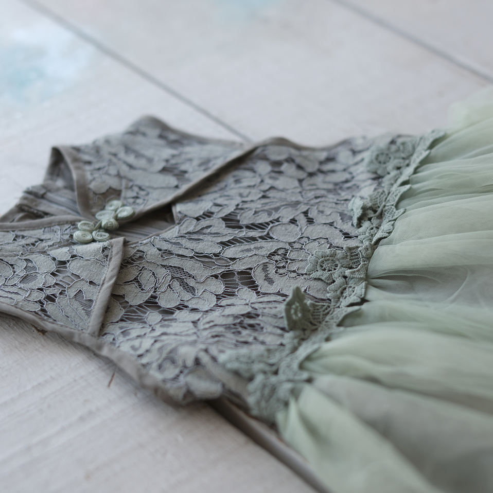 レースの刺繍がされた緑色のドレス