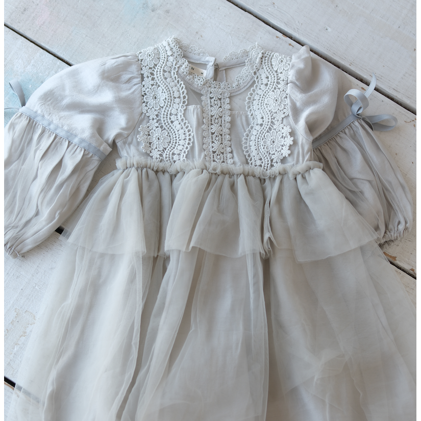 グレーのドレス